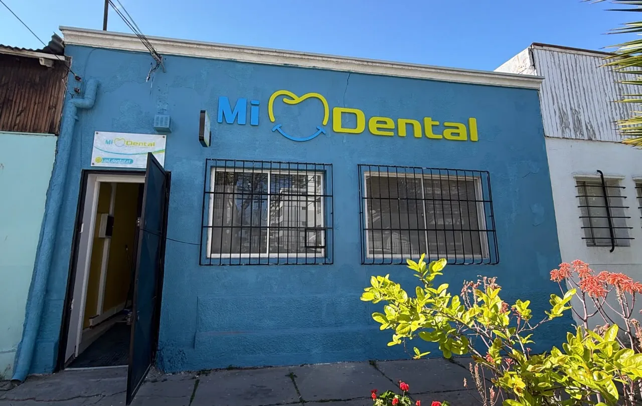 Fachada azul de Mi Dental en 2 Poniente 886, Viña del Mar
